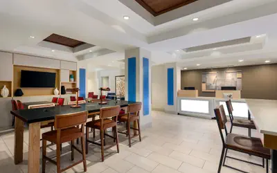 Holiday Inn Express & Suites Shawnee by IHG