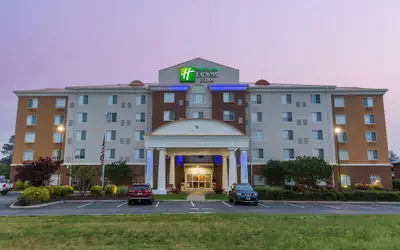 Holiday Inn Express and Suites - Petersburg - Fort Lee by IHG