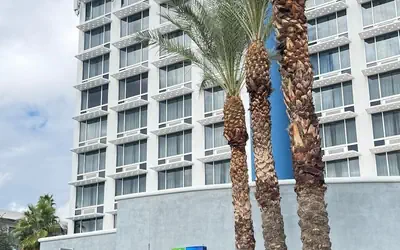 Holiday Inn Express & Suites Phoenix Midtown by IHG