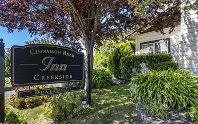 Cinnamon Bear Creekside Inn