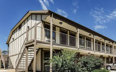 Econo Lodge Lawrence near University