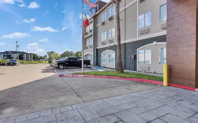 Platinum Inn & Suites Webster