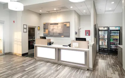 Holiday Inn Express & Suites Memphis Arpt Elvis Presley Blv by IHG