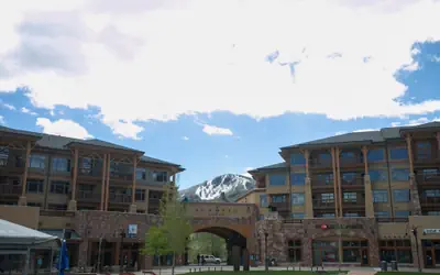 Sundial Lodge Condo Steps from Red Pine Gondola by RedAwning