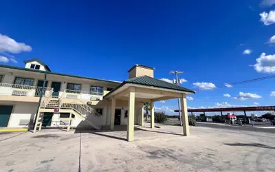 OYO Garden Inn and Suites Pearsall I-35 East