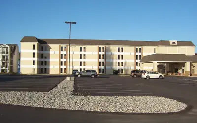 Mackinaw Beach & Bay Inn & Suites