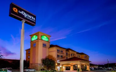 La Quinta Inn & Suites by Wyndham DFW Airport West - Bedford