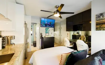 1 bedroom con with free parking!