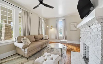 Cozy 3BR Retreat Near Main St w/ Full Kitchen