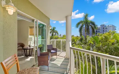 Gulfview Getaway | Stunning Views • Walk to Beach & Dining