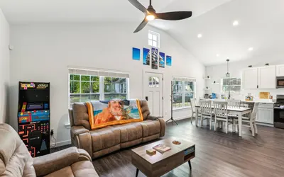 Mins to downtown, Fenced Yard, Arcade,3BR/2BA/6BED