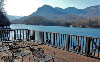 Loose Moose Lodge - Carolina Properties Lakefront