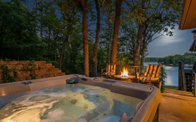 Lakefront! Sleeps 17, Dock, Hot Tub, Pets, Fireplace/Pit