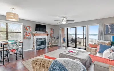 Tranquil Retreat: Pool & Lake