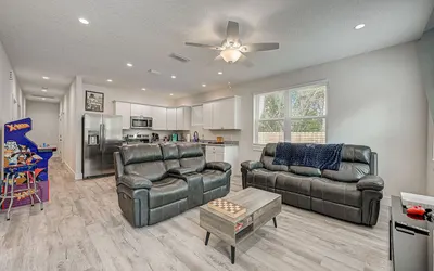 1mi to Downtown! 3BR/6Beds|Screenroom,Deck,Firepit