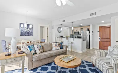 Spring Break In Baytowne Wharf*Tropical Pool Oasis* Beach Access*Tram*Grill *Gym