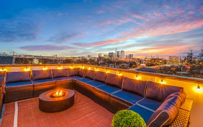 Skyline Oasis: City Retreat w/ Epic Rooftop Views!