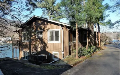 Loose Moose Lodge by Carolina Properties - Lake Lure Lakefront, Amazing Views!