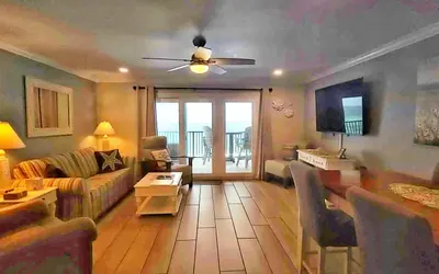 6th Floor(TOP) | Beachfront | Sleeps 6 | Pool, Gym!