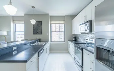 Free Parking | Wifi | King Bed | Gym & More!