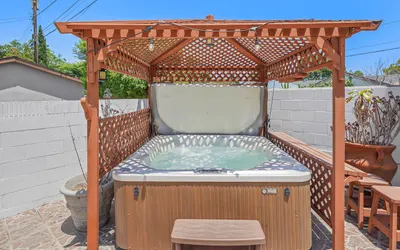 Huge 5BR • Jacuzzi 15min to Disneyland • Sleeps 18