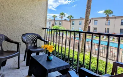 Coastal Charm Poolside, Beautiful 2BR Condo