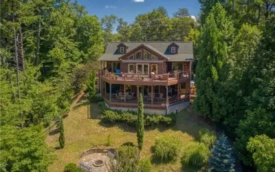 Buffalo Lodge - *Decorates for Christmas* Hot Tub, Fire Pit, Super Nice!