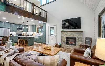 Private Cabin on 4 acres + Near Attractions + Private Oversized Porch + Hot Tub