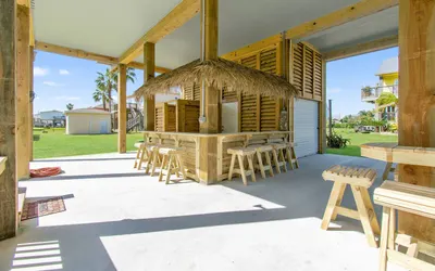 Tiki Bar~King Bed~Arcade~Hot Tub~4min to Beach