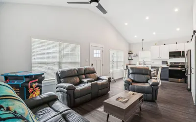 Giant Oasis-2 Homes side by side-6BR 4BA|20 people