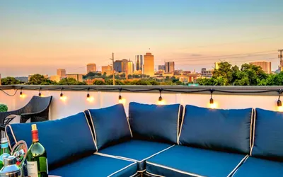 Skyline Oasis: City Retreat w/ Epic Rooftop Views!