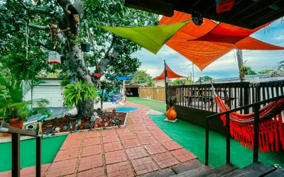 Hammocks & Mini-Golf! 10 mins from Beach! KING Bed!