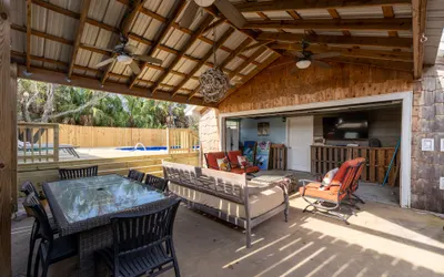 Spacious Cottage on Quiet West End, 2 Blocks From Beach. Private Pool
