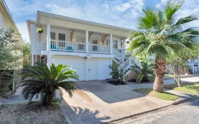 3 Units (together, in one home) in Historical Galveston - 8 min. walk to beach!