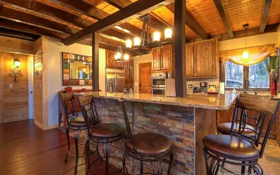Luxury 5bd MTN VIEWS, hot tub, many bear sightings