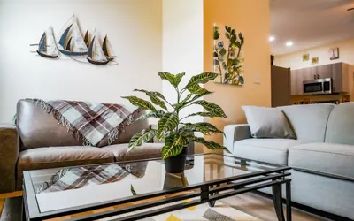 Coastal Purple: Minutes to Cedar Point & Sports Complex! Sleeps 9