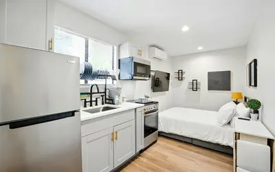 Modern 1BR w/ Full Kitchen & Self Check-In