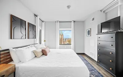 King Bed | Onsite Gym | Downtown Views | Parking