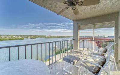 Waterfront 2BR, Elevator, Corner Views, Manatees!