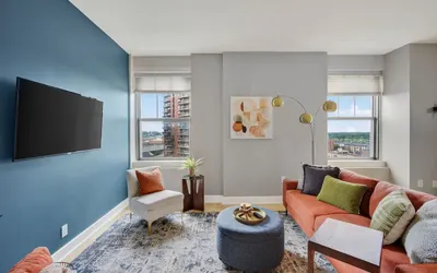 Bright, Chic & Modern Suite in Downtown