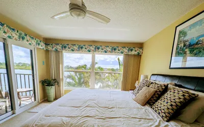 Waterfnt 2BR, Elevator, Palm Trees Ocean Breeze!