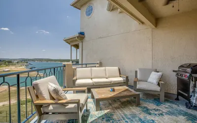 Luxury 2 Bed Condo with Panoramic Lake View