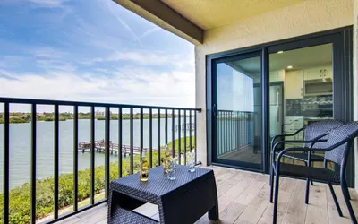 Intracoastal Stunning Condo, Beach 2 minute walk!