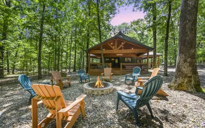 Private Cabin on 4 acres + Near Attractions + Private Oversized Porch + Hot Tub