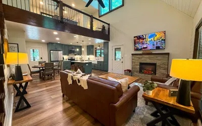 Private Cabin on 4 acres + Near Attractions + Private Oversized Porch + Hot Tub