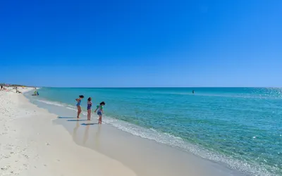 New Year's At Beach! Book 3 Nights And Get 4th Night* Free* Short Walk to Beach