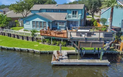 Madeline Lake Oasis Home in Galveston – On the Water!