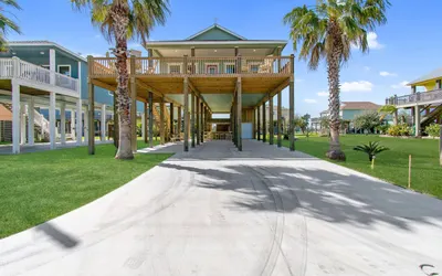 Tiki Bar, King Bed, Arcade, Hot Tub, 4min to Beach