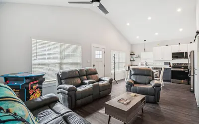 Mins to Downtown | New 3BR/2BA/6BED | Yard, Grill