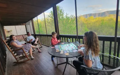 Escape to the Mountains! Private hottub, MTN views